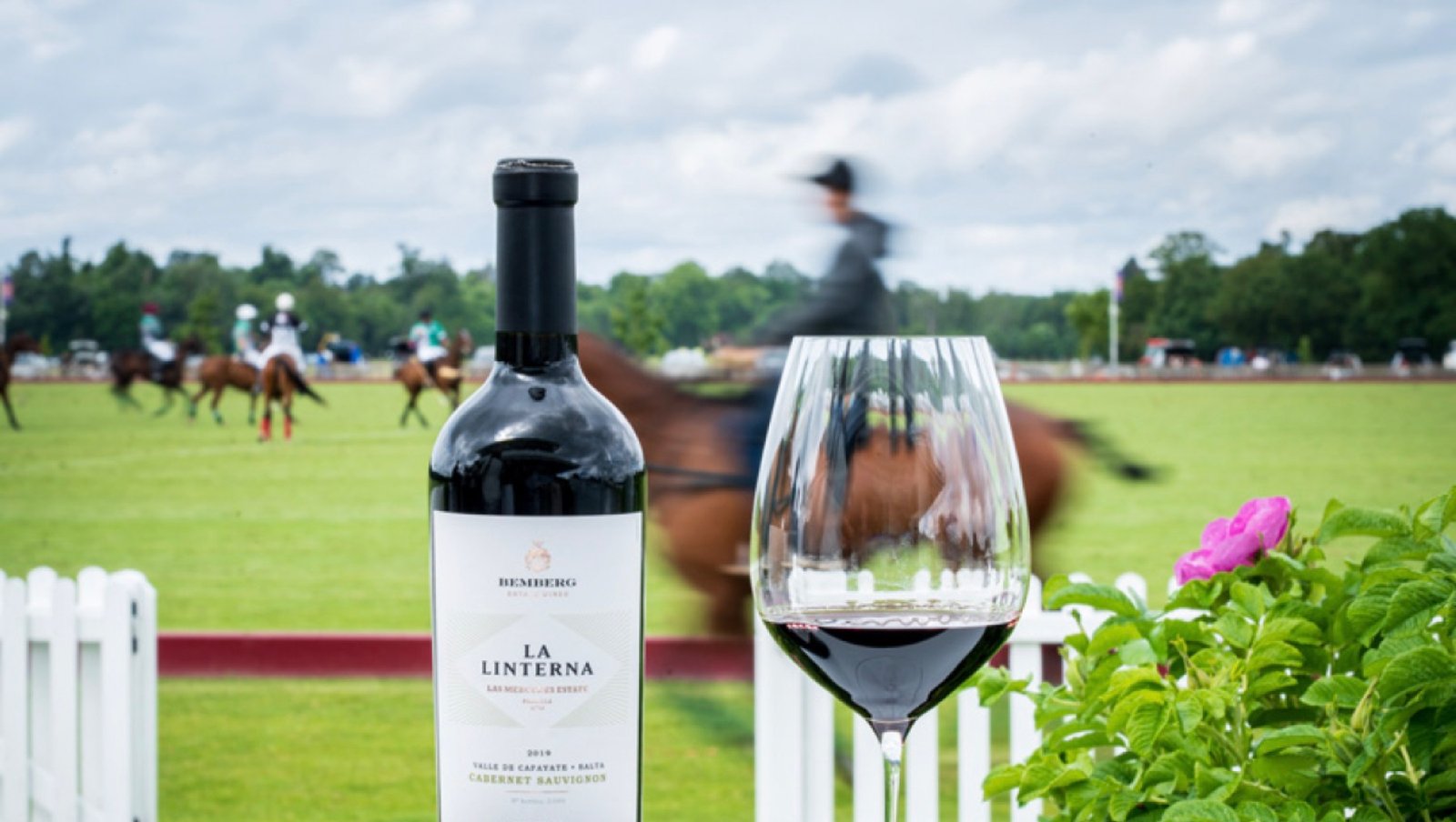 La Linterna Cabernet Sauvignon frente a la cancha de polo